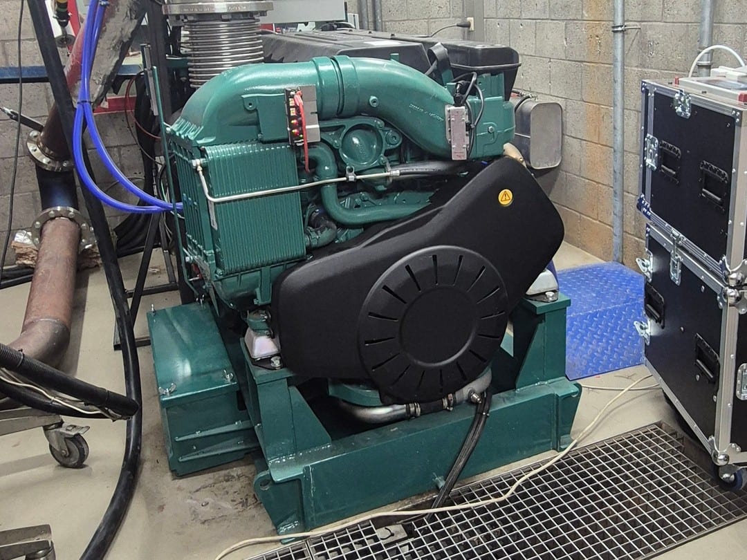 De groene Volvo Penta D13-dieselmotor in de testcel.